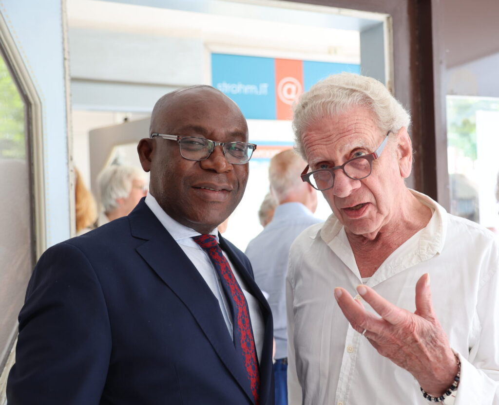 Wolfram Frommlet (rechts) im Gespräch mit dem Ravensburger Ingenieur Patrick Pinda-Abignault